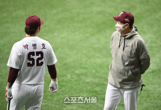 [포토]이야기 나누는 키움 홍원기 감독과 주장 박병호