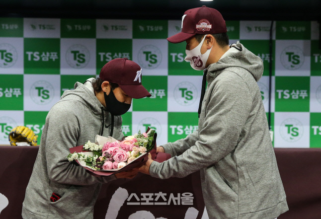 [포토]이용규에게 꽃다발 건네는 홍원기 감독