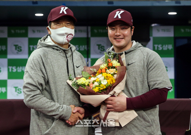 [포토]새 주장 박병호를 축하하는 홍원기 감독