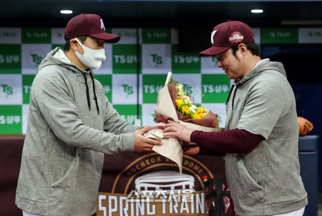 [포토]키움 홍원기 감독, 새 주장 박병호 축하해!