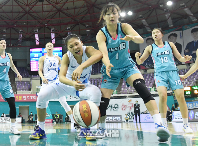 [포토]리바운드 다투는 우리은행 박지현과 하나원큐 신지현