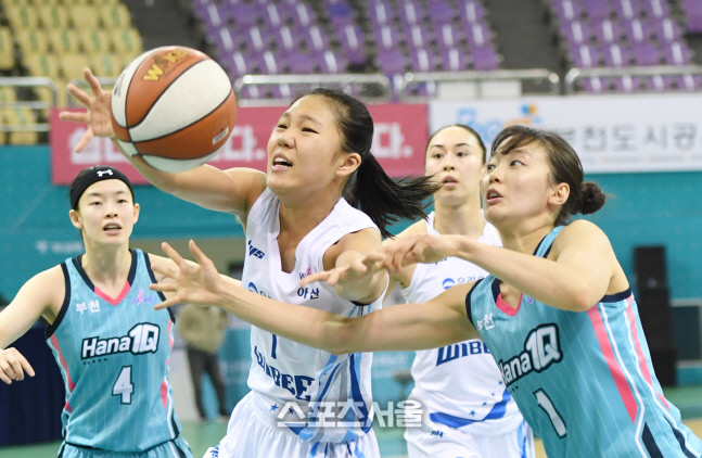 [포토]박지현과 신지현, 치열한 리바운드 다툼