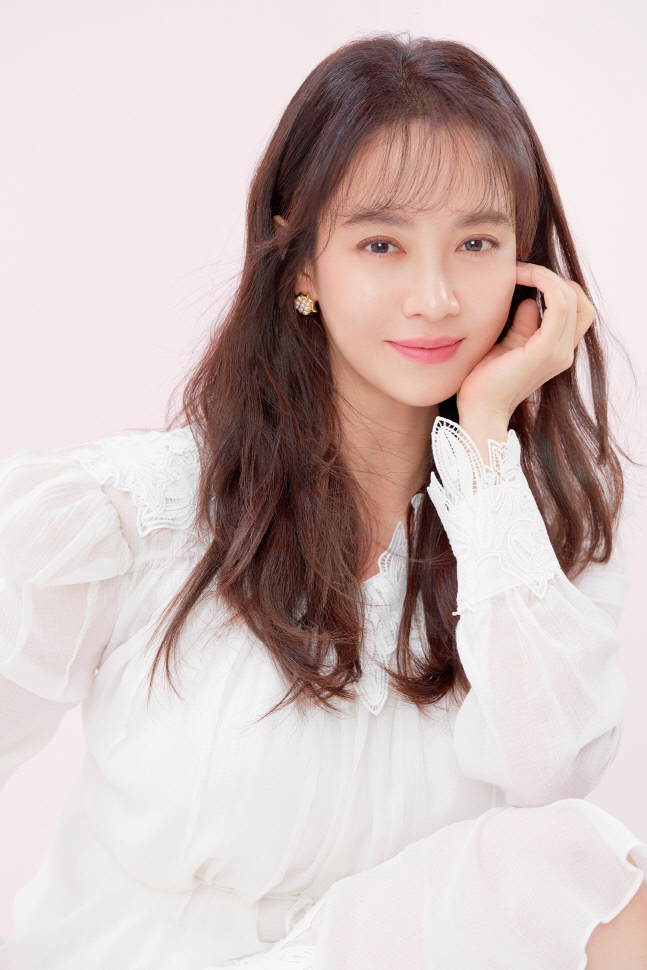 배우 송지효, TVING '마녀식당으로 오세요' 출연 확정…매력적 마녀 변신