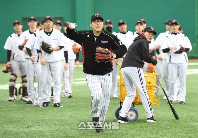 [포토]LG 김현수, 주장의 품격으로!