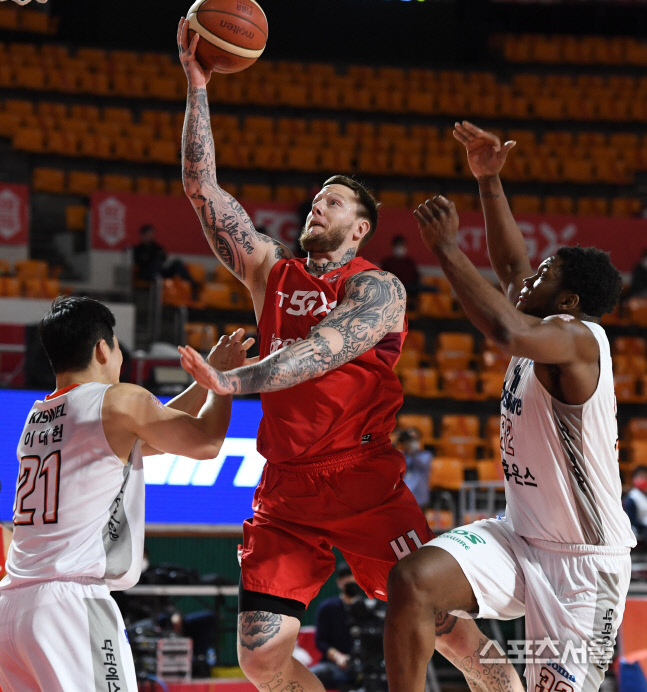 [포토] SK 미네라스, 과감한 돌파에 이은 슛!