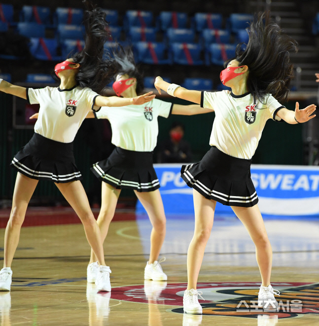 [포토] SK 치어리더, 열띤 응원!