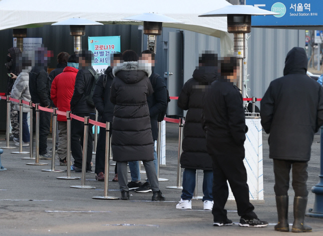 설연휴 앞두고 '비상' 신규확진 467명, 나흘만에 다시 400명대