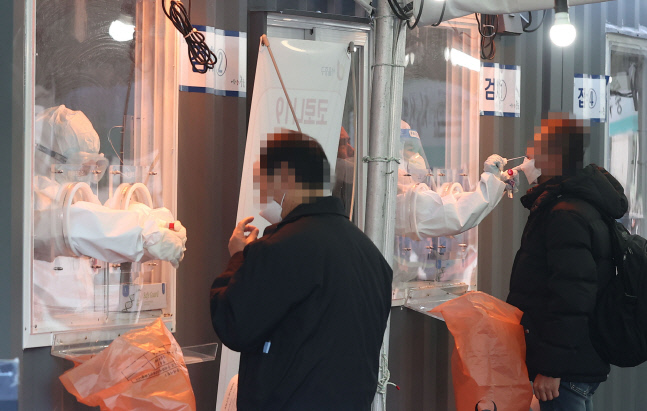 코로나19 신규 확진 467명…설 연휴 앞두고 재확산 우려도