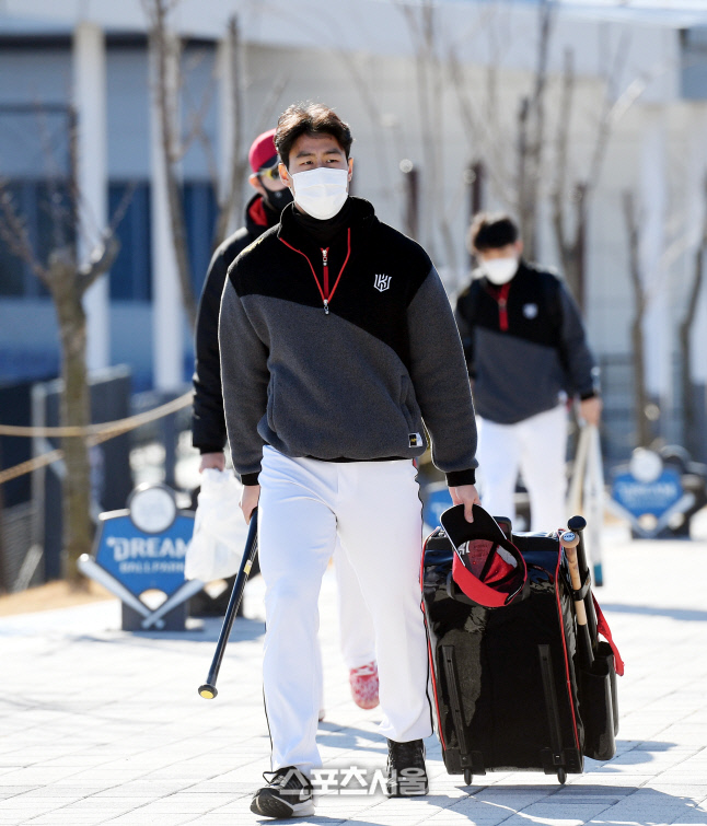 [포토] 김기태 감독 아들 김건형 '패기 넘치는 입장'