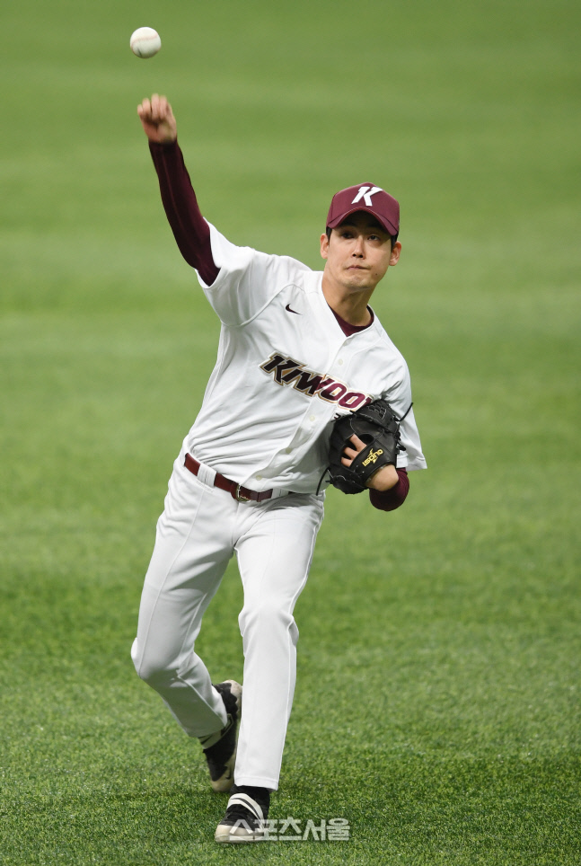 [포토]키움 박관진, 캐치볼로 몸부터 풀고!