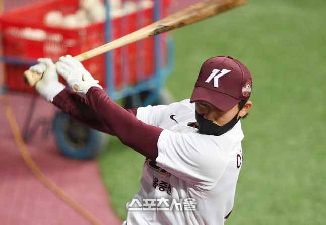 [포토]힘차게 스윙하는 키움 이용규