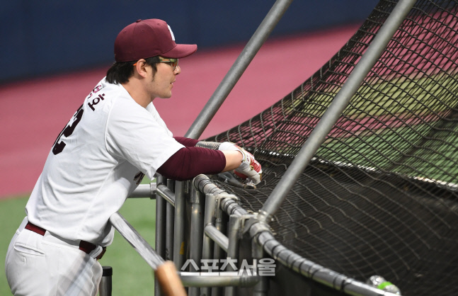 [포토]동료들의 타격 지켜보는 키움 주장 박병호