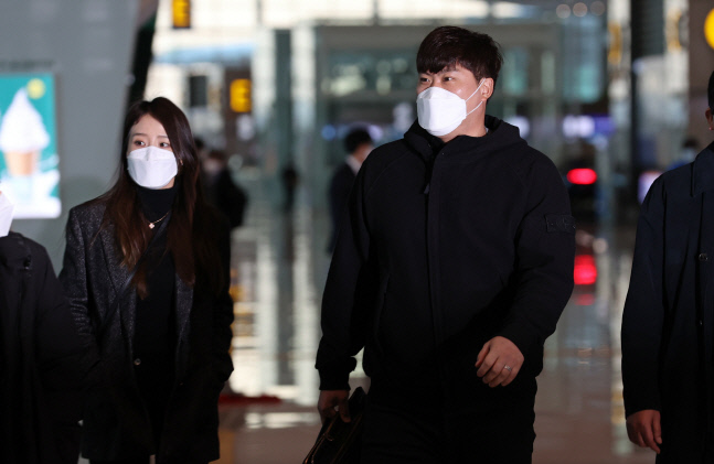 공항 들어서는 류현진과 배지현