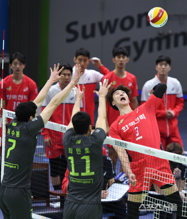 [포토] 한국전력 박철우, 조준하시고!