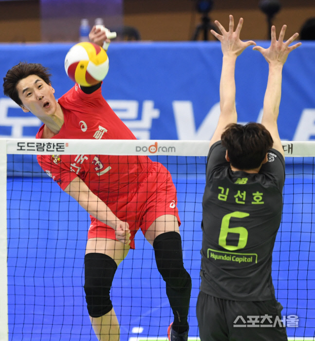 [포토] 한국전력 박철우, 블로킹을 피해서!