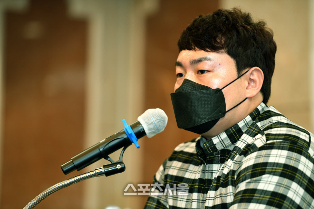 [포토]출국 앞두고 기자회견 하는 최지만