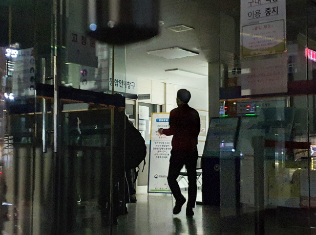 잠실 세무서 칼부림, 현장 조사하는 관계자