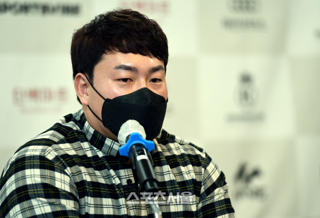 [포토]최지만, \'이제 세 자릿수 연봉을!\'