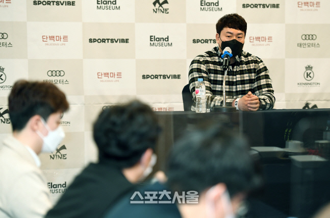 [포토]최지만, \'게릿 콜과의 맞대결 운이 좋았다\'