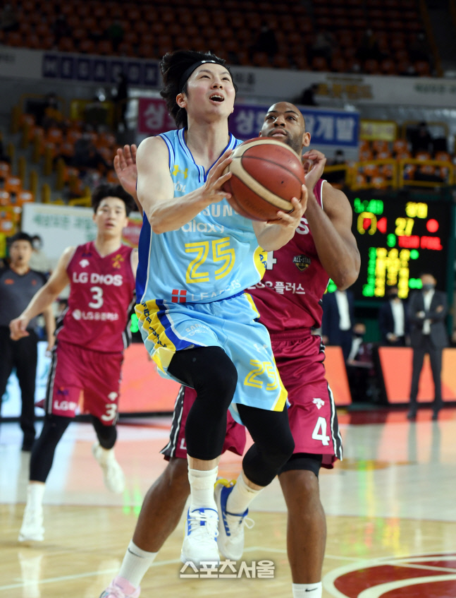 [포토] 김시래 '과감한 돌파 후 슛'