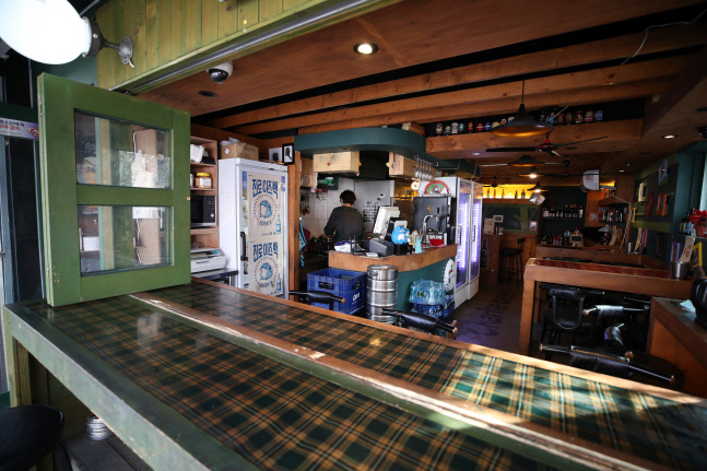 8일부터 非수도권 카페·식당 운영시간 1시간 연장, 오후 10시까지