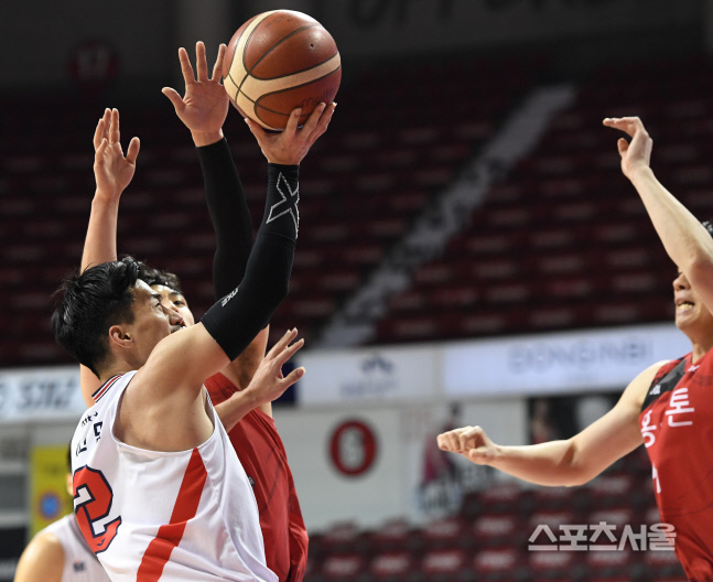 [포토] 현대모비스 이현민, 과감한 돌파에 이은...