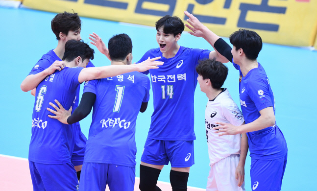 '박철우 21득점' 한국전력, 케이타 빠진 KB손보 3-1 꺾고 연패 탈출 [현장리뷰]