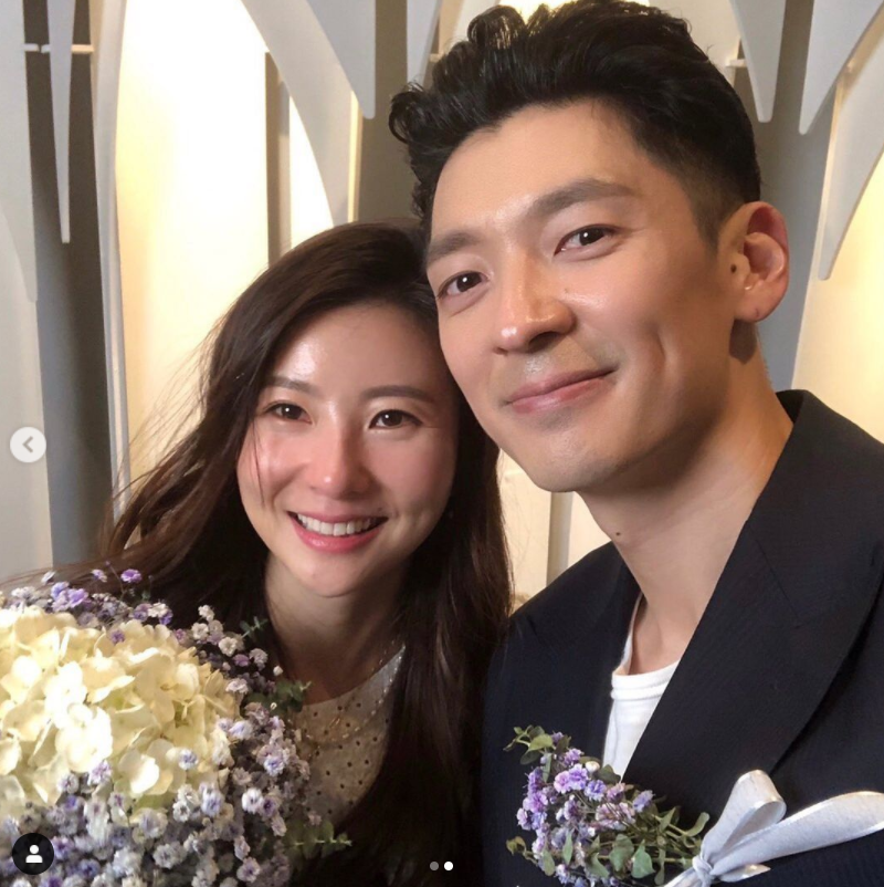 "보조개까지 닮았네" 품절남된 가수 팀, 미모의 아내 첫 공개