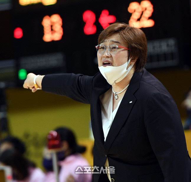 [포토] 유영주 감독 \'빨리 들어가\'