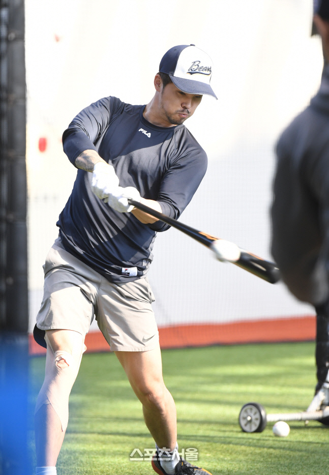 [포토]힘차게 새 시즌 준비하는 두산 오재원