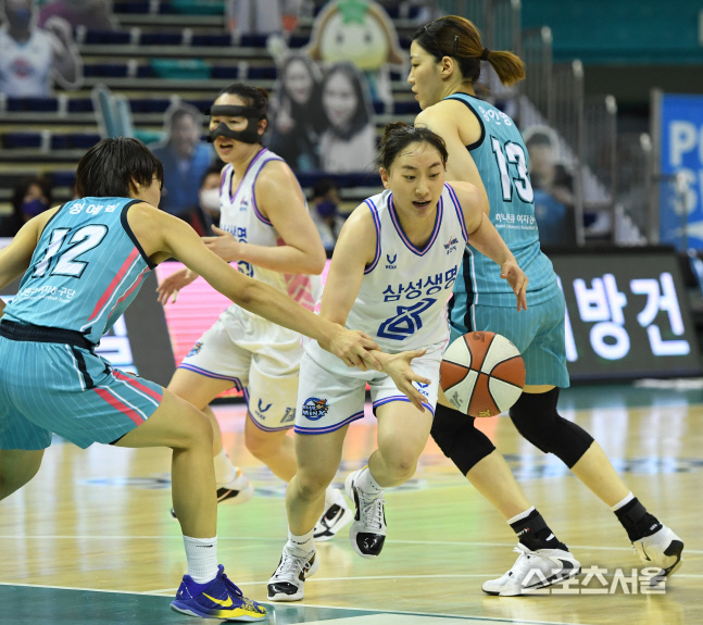 [포토] 삼성생명 이주연, 내 손목을 왜?