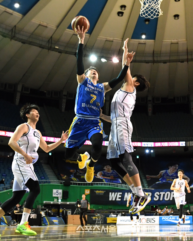 [포토]삼성 김현수, 과감한 레이업슛