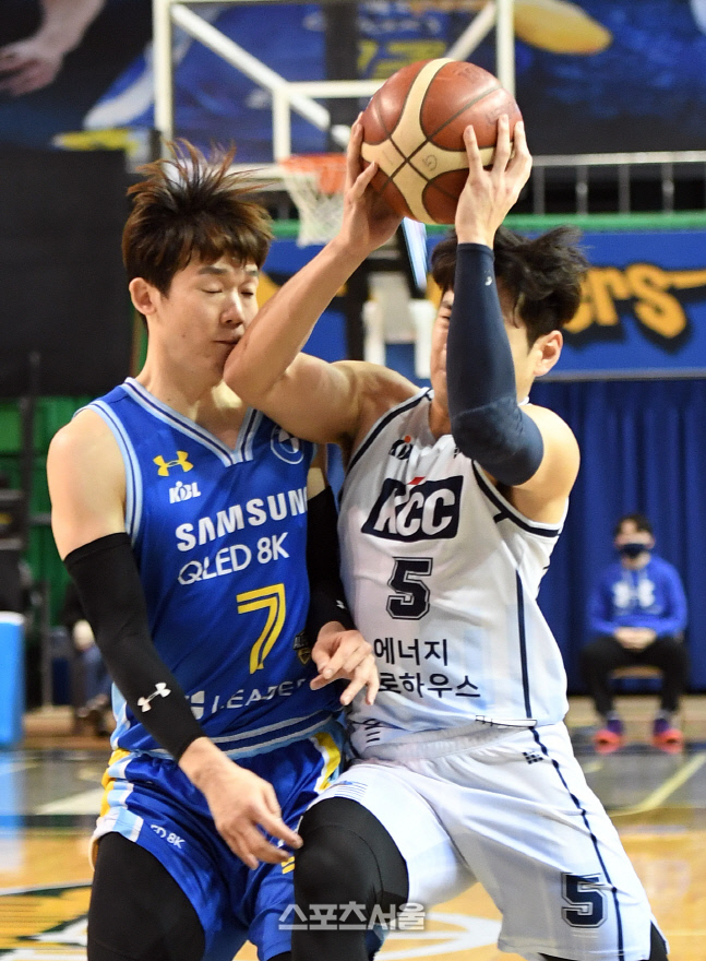 [포토]김현수의 턱을 가격하는 유현준의 팔꿈치(삼성-KCC)