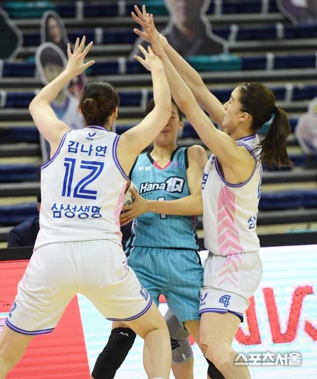 [포토] 하나원큐 신지현, 더블팀이 너무해!