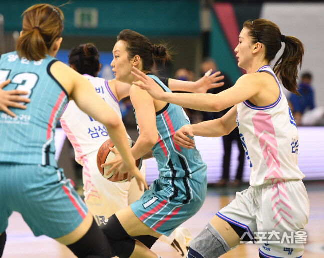 [포토] 하나원큐 신지현, 뚫는다!