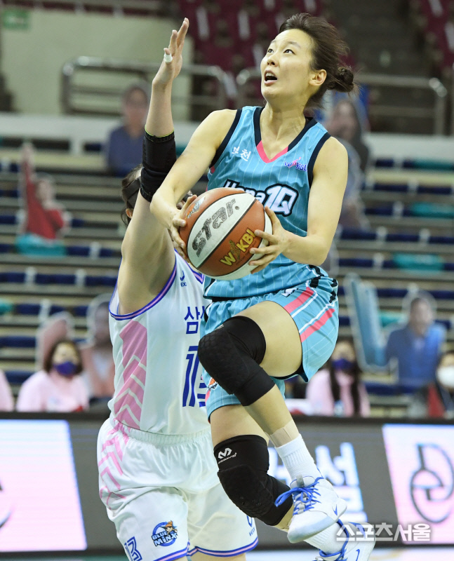 [포토] 하나원큐 신지현, 날았다!