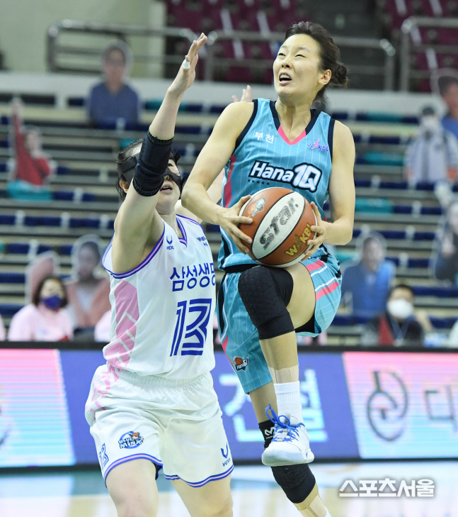 [포토] 하나원큐 신지현, 림을 향해!