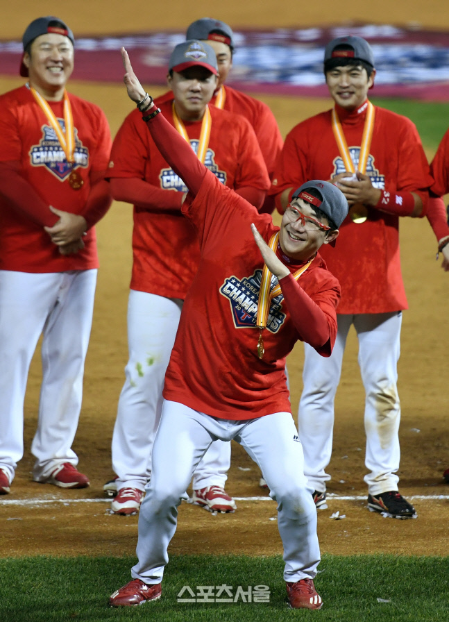 [SS포토]KIA 양현종, 우승 기념 댄스를!