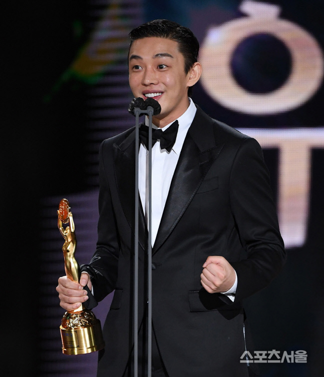 [포토] 남우주연상 유아인 '주먹불끈'