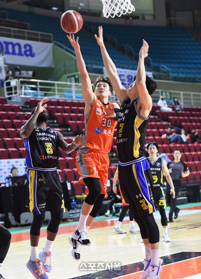 [포토]전자랜드 박찬희, 과감한 레이업슛