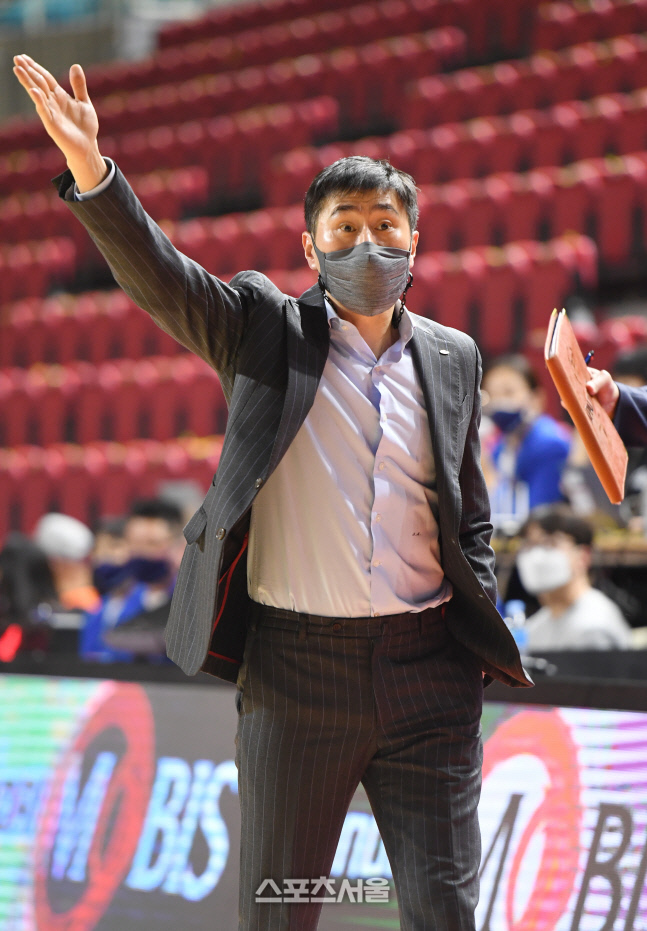 [포토]심판 판정에 항의하는 삼성 이상민 감독