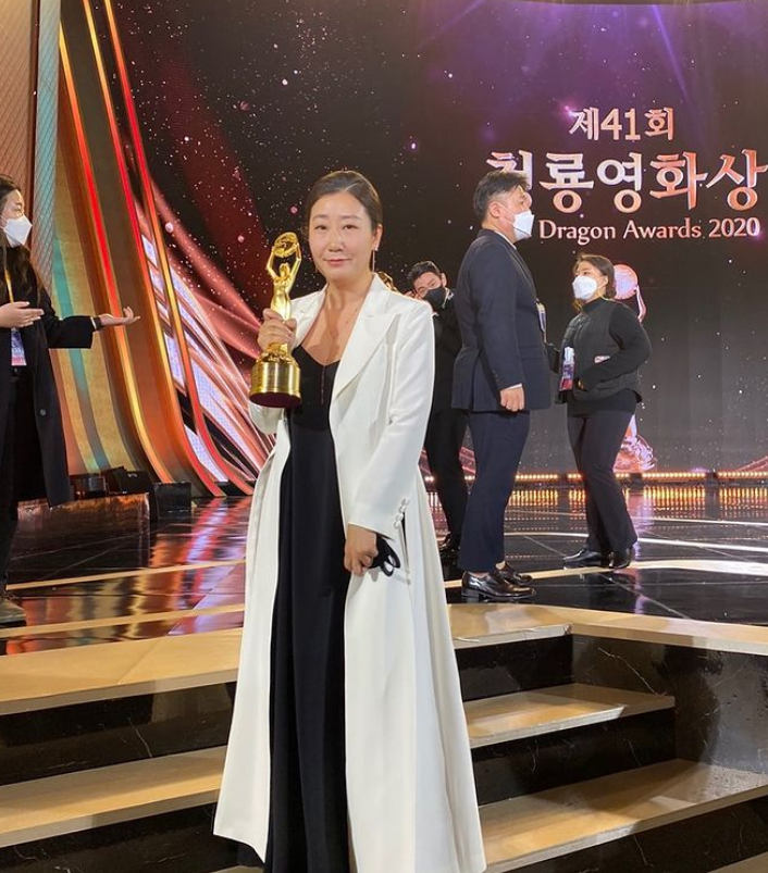 "이게 머선 129" 라미란 생애 첫 여우주연상 수상, 김숙→최수영 지인들이 더 신났다