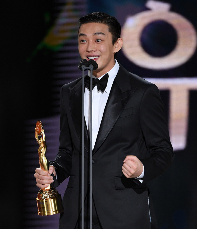 [포토] 남우주연상 유아인 \'주먹불끈\'