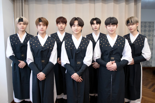 엔하이픈, 사랑 가득 새해 인사 "엔진분들께 행복 드릴 수 있는 한 해 될 것"