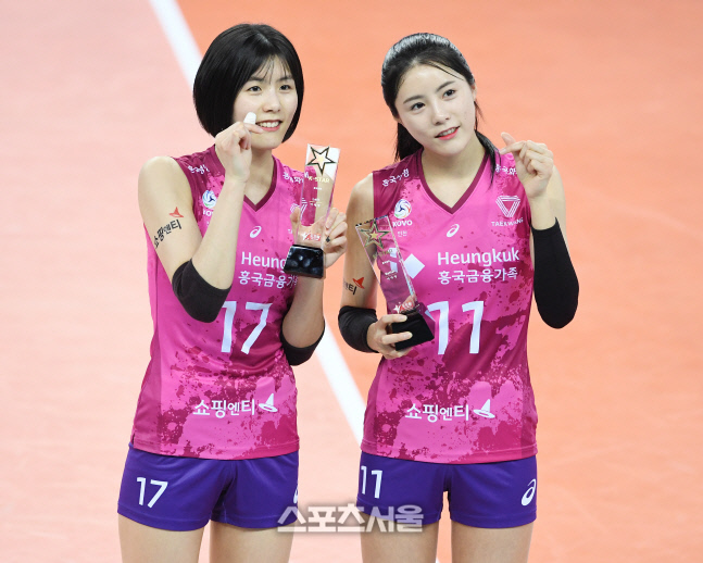 [포토] 이재영-이다영 자매, 올스타 트로피...감사합니다!