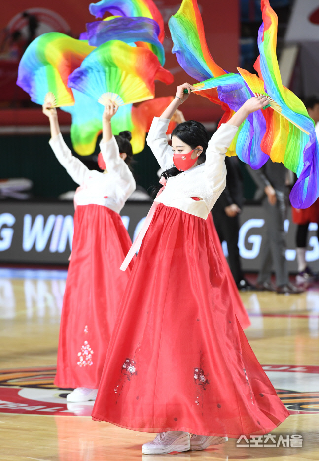 [포토] SK 치어리더, 설 연휴 맞아...한복 공연!