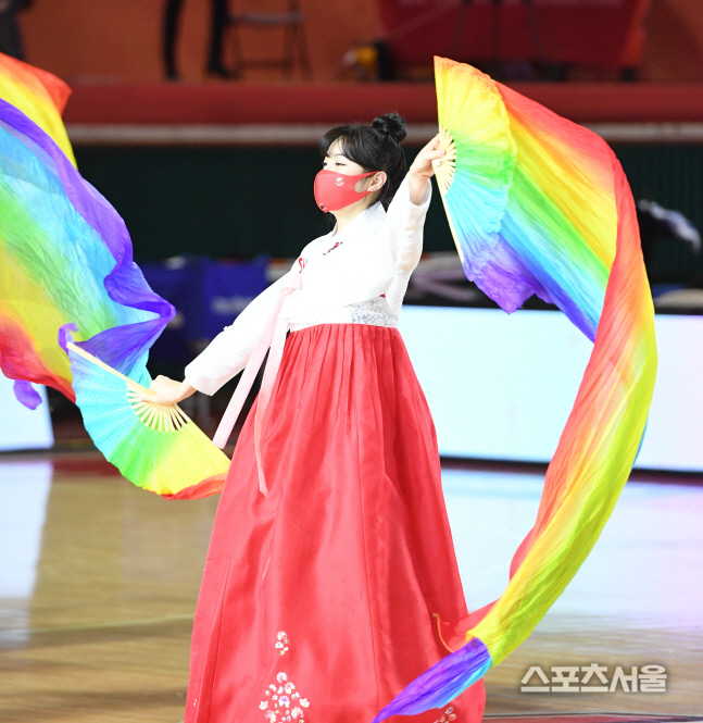 [포토] SK 치어리더, 농구 코트 수놓는...한복 공연!