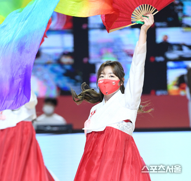 [포토] SK 치어리더, 부채 들고 덩실덩실~