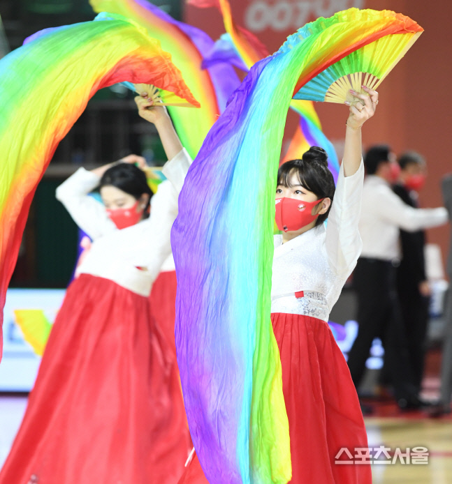 [포토] SK 치어리더, 화려한 한복 맵시!