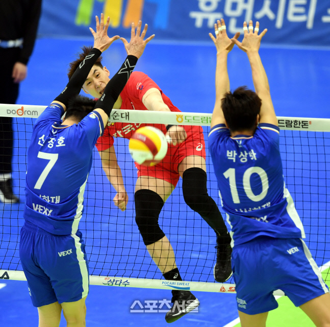 [포토] 박철우 '완벽하게 뚫었어'